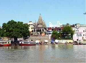 अस्सी घाट में एक मंदिर है और उसके सामने नदी है जिसमें boat है