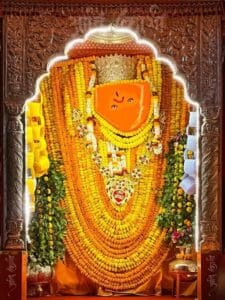 संकट मोचन हनुमान मंदिर में हनुमान भगवान की प्रतिमा है जो भगवा रंग से रंगी हुई है