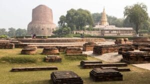 सारनाथ में बहुत सारे मठ दिख रहें है जिसमें कुछ छोटे छोटे है और कुछ बड़े मठ हैं