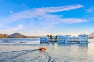 उदयपुर क्यों जाएं : जानें महलों और झीलों के शहर के बारे में A white colour palace in the middle of the lake