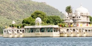 उदयपुर क्यों जाएं : जानें महलों और झीलों के शहर के बारे में White coloured temple with water lake in front