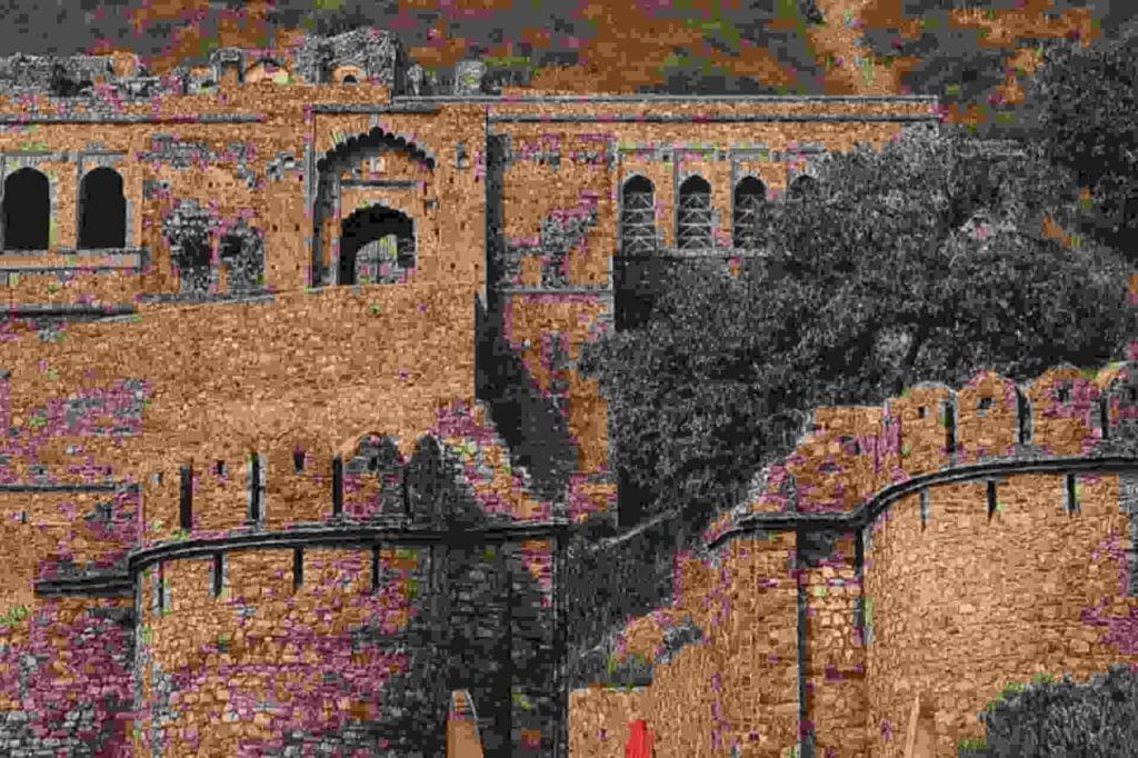 BHANGARH FORT HAS GREY COLOR WALLS ANS MANY SMALL WINDOWS ON IT Bharat ke 7 Rahashyamayi sthan