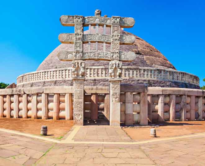 हल्के सफेद रंग का सांची स्तूप जो गोलाकार आकार में बना हुआ है Madhya Pradesh Tourism