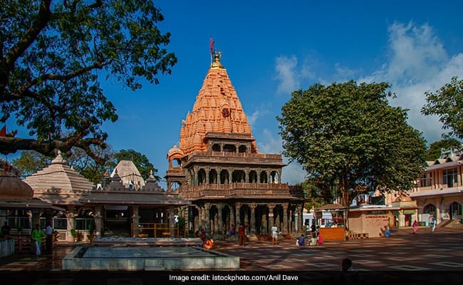 एक मंदिर है जो बहुत ऊंचा है पुर एक पेड़ है Madhya Pradesh Tourism