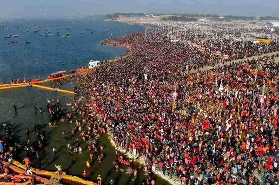 A lot of people are gathered in one place for bathing in the occasion Mahakumbh