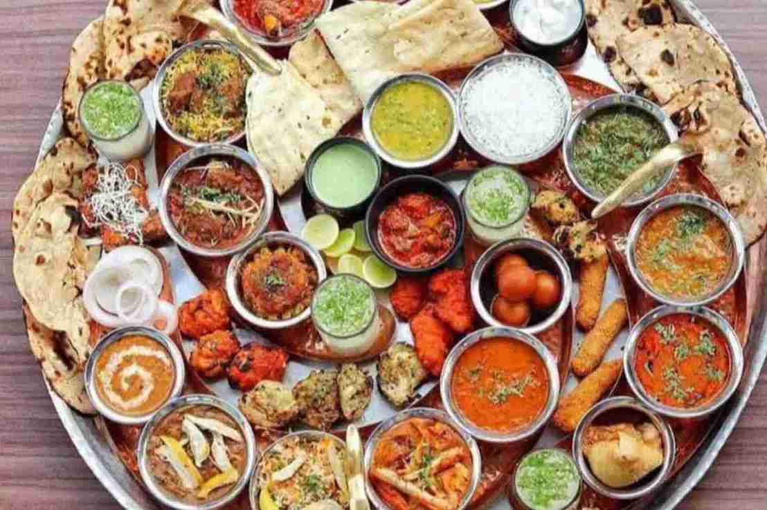 Indian vegetarian food which is lying on plate of many bowls in भारतीय व्यंजन