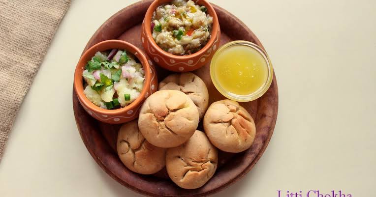 Litti Chokha served in plate in बिहार के लोकप्रिय व्यंजन