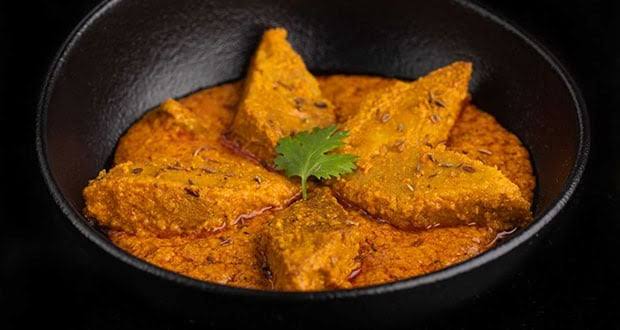 Dhokar dalna is a favourite bengali dish which is inside the black color bowl in वेस्ट बंगाल के लोकप्रिय व्यंजन
