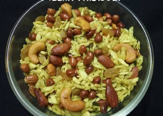 Cheuda is kept on black plateझारखंड के पारंपरिक व्यंजन:जो आपकी भूख को शांत कर देगी