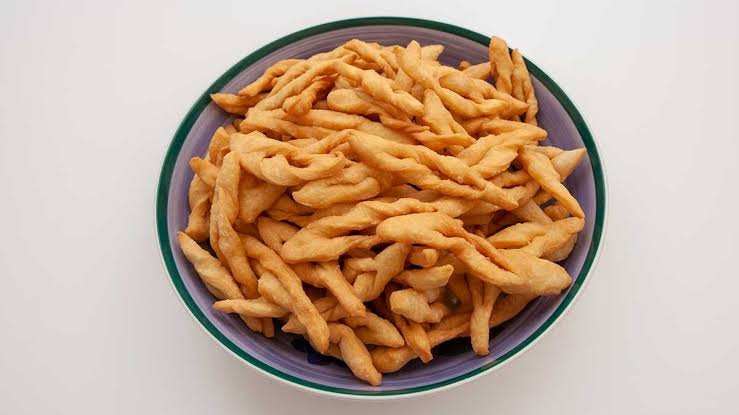 A खप्से (Khapse) is kept there in the bowl which has yelloish color in the अरुणाचल प्रदेश के प्रमुख व्यंजन:एक स्वाद भरी यात्रा