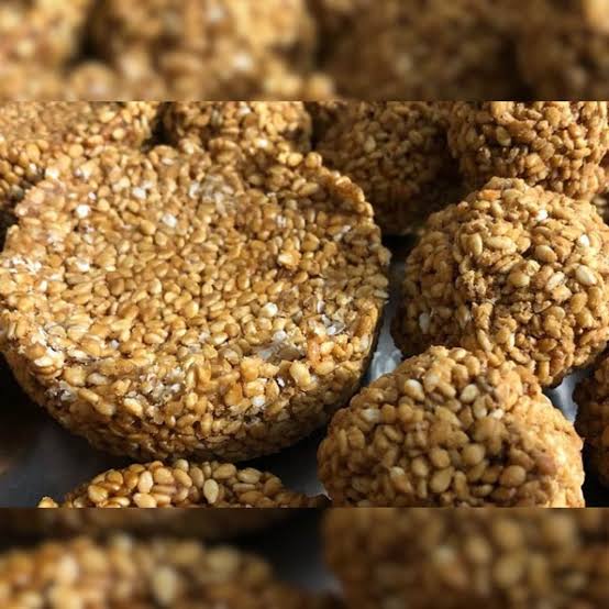 This is famous gud til sweet on jharkhand झारखंड के पारंपरिक व्यंजन:जो आपकी भूख को शांत कर देगी