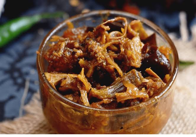 A brown color dish name pehak is kept in a transparent bowl in the अरुणाचल प्रदेश के प्रमुख व्यंजन:एक स्वाद भरी यात्रा