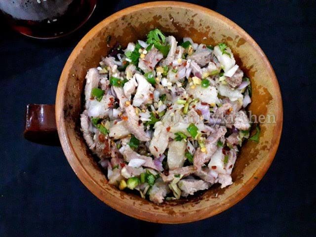Dohklieh is a traditional meghalya food kept in bowl in मेघालय के पारंपरिक भोजन: स्वाद और सांस्कृति का मिश्रण