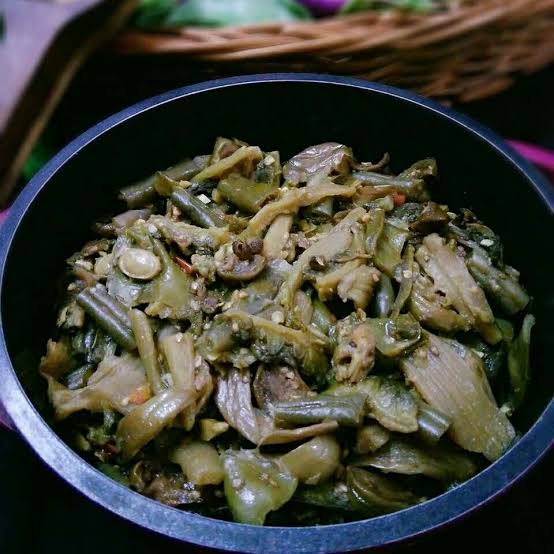 A Nagaland food रोशट (Rosht) is kept on black color bowl in नागालैंड के पारंपरिक व्यंजन