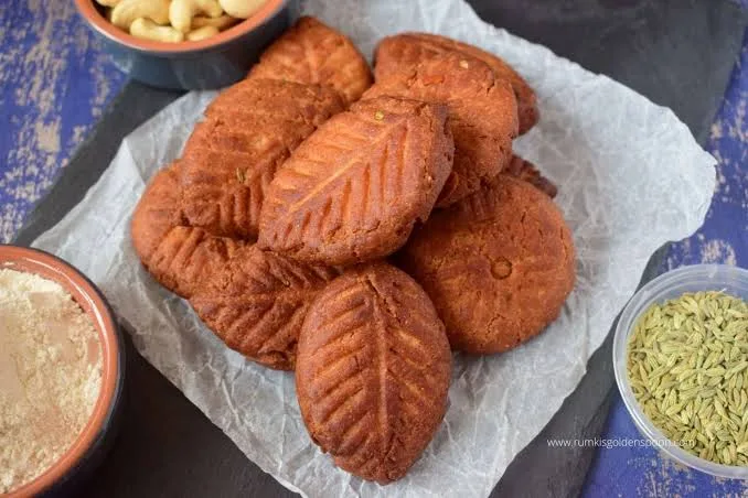 there are some Thekua is kept in white plastic in बिहार के लोकप्रिय व्यंजन