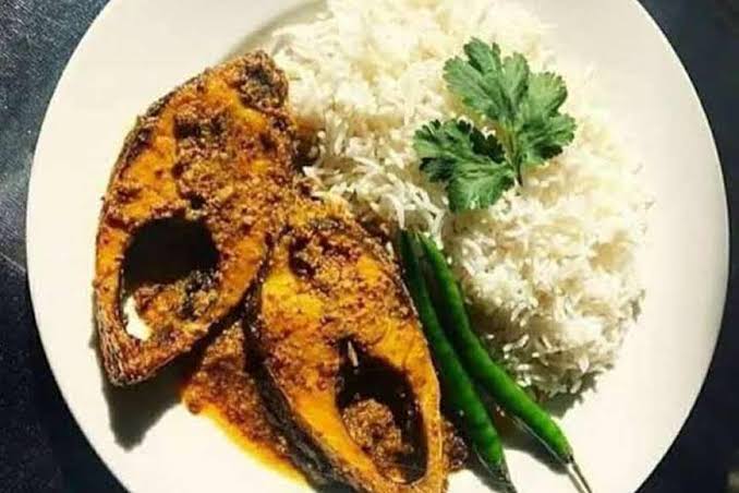 Fish and rice served on plate with green chilly वेस्ट बंगाल के लोकप्रिय व्यंजन