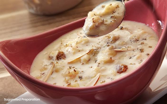 Makhana Kheer is kept in a pink color bowl which is yellowish color in बिहार के लोकप्रिय व्यंजन