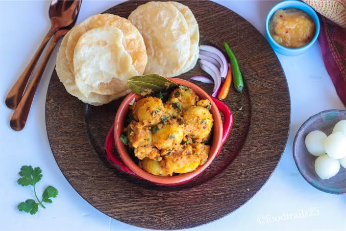 Aloo luchi a favorite bengali dish in वेस्ट बंगाल के लोकप्रिय व्यंजन