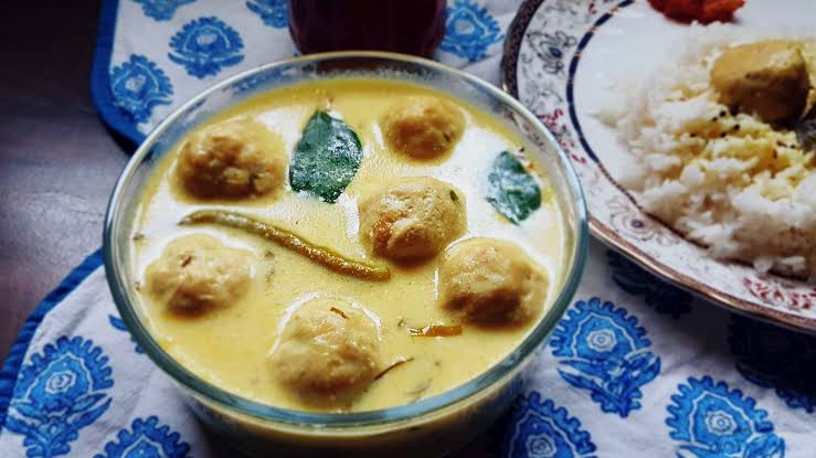 Kadhi-Bati which is visible in yellowish color in a bowl in बिहार के लोकप्रिय व्यंजन