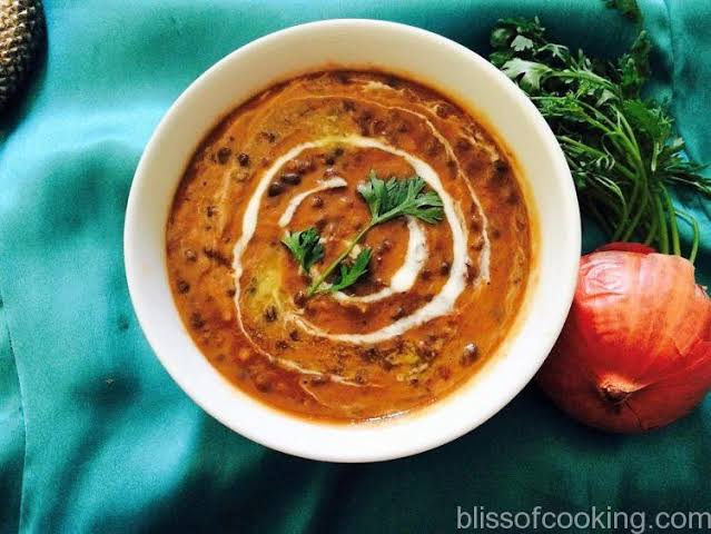 Dahi makhani a bengali Dish served on white bowls with onions in वेस्ट बंगाल के लोकप्रिय व्यंजन