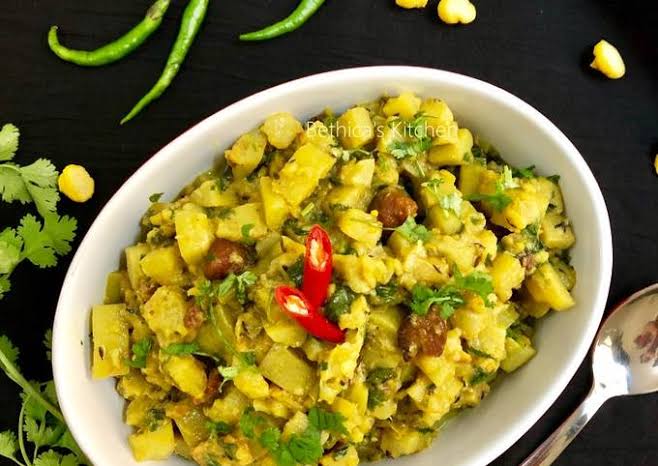 Lau Ghonto a bengali dish looks yelloish in the white plate in वेस्ट बंगाल के लोकप्रिय व्यंजन